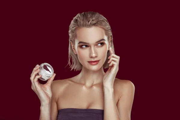 Blonďatá kráska s Bobem propagaci kosmetiky — Stock fotografie