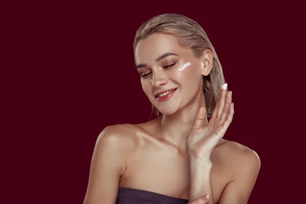 Joven modelo atractivo riendo mientras promueve la marca de cosméticos — Foto de Stock