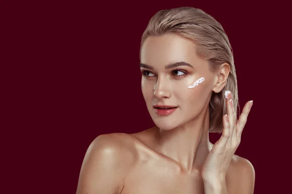 Close up van fotomodel gevoel bezig terwijl het bevorderen van cosmetica — Stockfoto