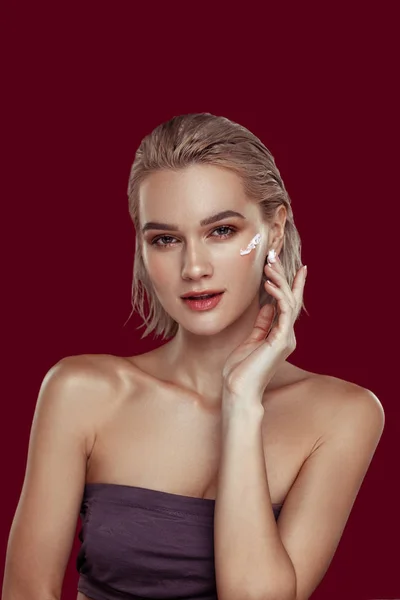 Fotomodell bära öppen axel topp främja kosmetika — Stockfoto