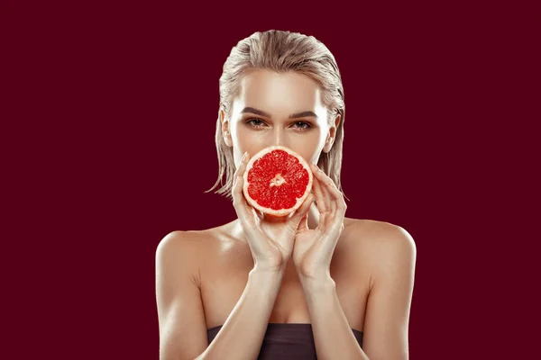 Blonde-haired model met bob gesneden poseren met grapefruit — Stockfoto