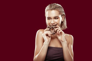 Tatlı çikolata çörek yeme ince çekici kadın