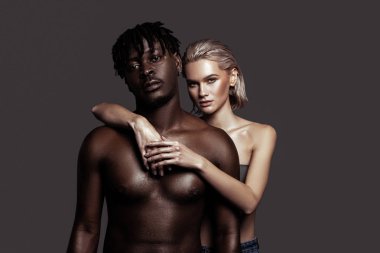 Genç model yakışıklı Afrikalı-Amerikalı sevgilisi sarılma