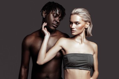 Profesyonel modelleri iç çamaşırı giyen ünlü dergisi için poz