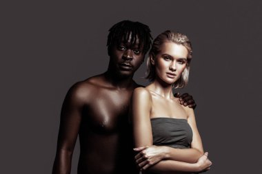 Onun meslektaşı ile çalışma dreadlocks ile yakışıklı modeli