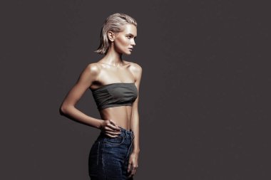 Bob ile ince sarışın model güzel kot giyen kesmek