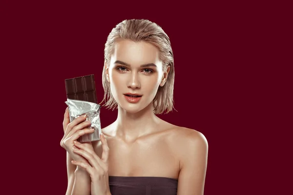 Štíhlá atraktivní model držet bar hořké čokolády — Stock fotografie