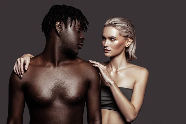 Onun meslektaşı arıyorum dreadlocks ile Afro-Amerikan modeli — Stok fotoğraf