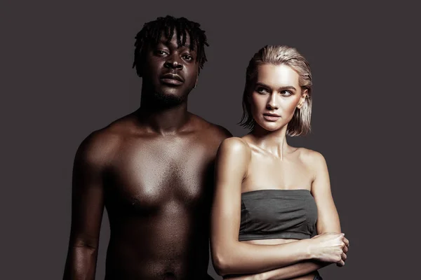 Αφρικανικός-αμερικανικό μοντέλο με γυμνό σώμα στέκεται κοντά σε φίλη — Φωτογραφία Αρχείου