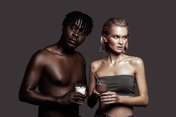 Americký muž s mlékem a bílá žena s čokoládový nápoj — Stock fotografie