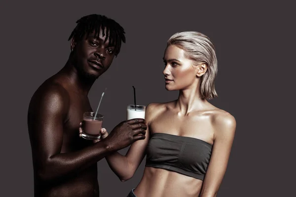 Model dává sklo čokoládový nápoj afroamerické přítele — Stock fotografie