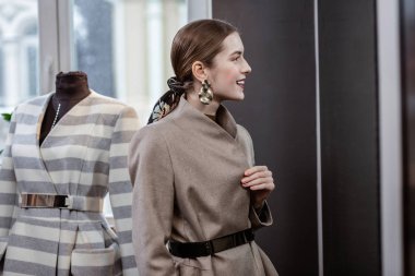 Kızıl saçlı genç gülümseyen kadın harika görünümlü büyük küpeli