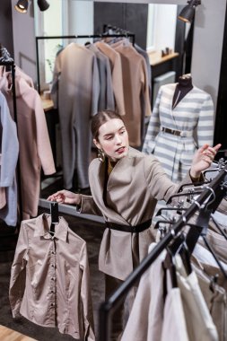 Uzun saçlı güzel olan kadın büyük küpeler yer arıyorum