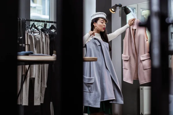 Joven asiático bonita mujer en moda headwear sentirse bien en un concepto de habitación — Foto de Stock