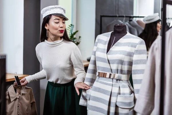 Morena asiática hermosa mujer en un bonito headwear buscando interesado — Foto de Stock