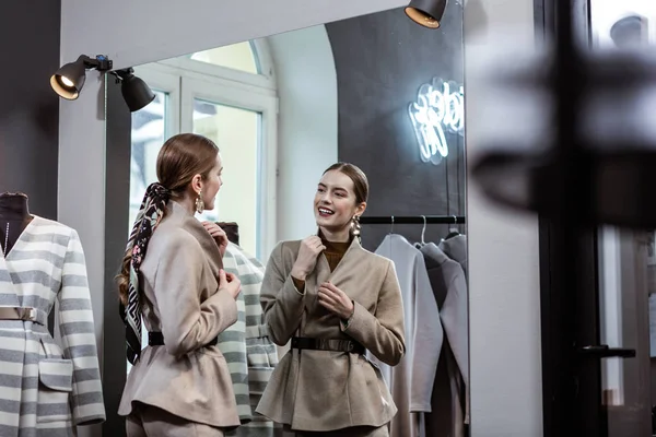 Rusovlasá mladá usmívající se žena s světlý make-up, tvářili se šťastně — Stock fotografie