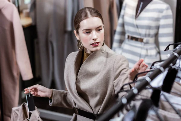 Trendy langharige mooie vrouw met grote oorbellen op zoek ernstige — Stockfoto