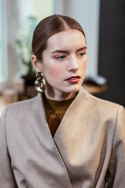 Ciddi duygu şık elbiseli güzel uzun saçlı güzel kadın