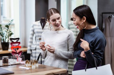 Büyük küpeler ve yeni parfüm esmer bir kız ile oldukça uzun saçlı güzel kadın