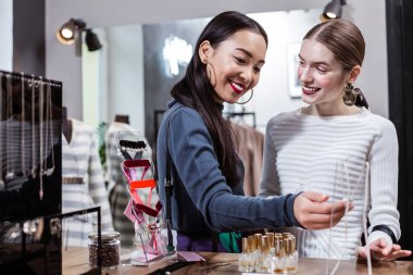 Esmer güzel Asyalı kadın bir donanma polo boyun ve arkadaşı iyi vakit geçiriyor