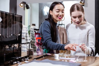 Esmer güzel Asyalı kadın bir donanma polo boyun ve birlikte vakit onun arkadaşı