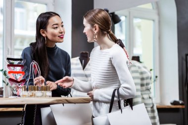 Esmer güzel Asyalı kadın bir donanma polo boyun ve arkadaşı baktılar arıyorsunuz