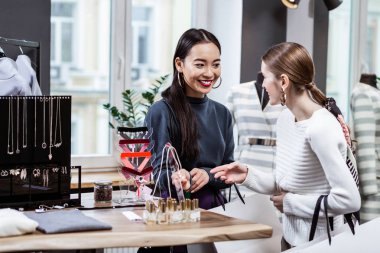 Esmer güzel Asyalı kadın bir donanma polo boyun ve arkadaşı yer arıyorum