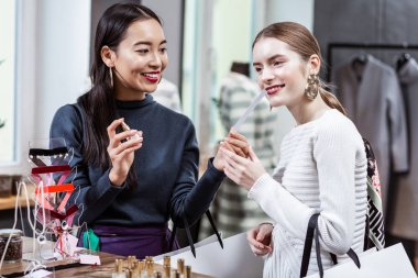 Gülümseyen bir beyaz kazaklı onun arkadaşı arıyorum oldukça uzun saçlı kadın