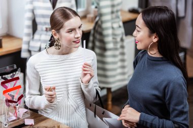 Bir donanma polo boyun ve onların zaman zevk onun arkadaşı esmer gülümseyen Asyalı kadın