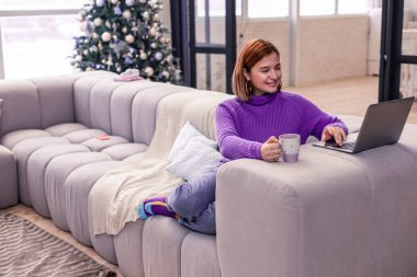 Mutluluk hissi bir mor kazaklı genç ve güzel kızıl saçlı gülen kız