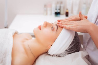 Güzel güzel genç kadın çok rahat hissediyor