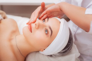 Güzel, çekici ve genç bir kadının yüzü