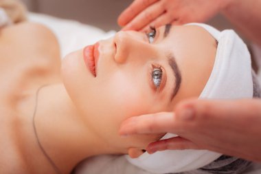 Bir güzel genç kadının yüz üstten görünüm