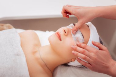 Bir profesyonel göz maskesi olan güzel güzel kadın