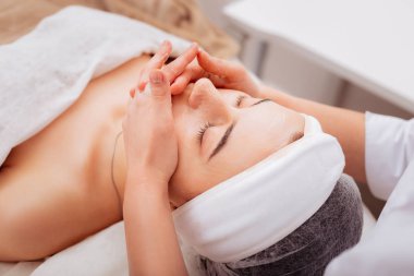 Güzel rahat genç kadın gözlerini kapatma