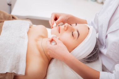 Güzel güzel genç kadın bir güzellik uzmanı ziyaret