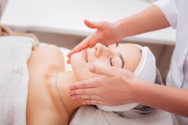 Özel krem uygulamak güzel profesyonel yetenekli güzellik uzmanı