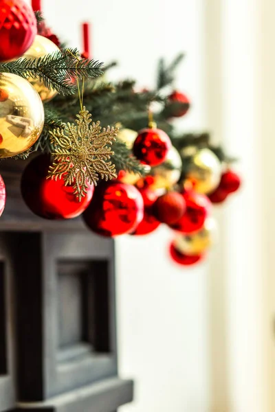 Vackra röda och gyllene christmas ornament ser fantastiskt på granen — Stockfoto