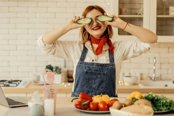 Linda chica pelirroja joven con una corbata roja divertirse en la cocina —  Fotos de Stock