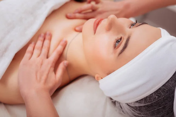 Gezicht van een aantrekkelijke jonge vrouw tijdens spa procedure — Stockfoto