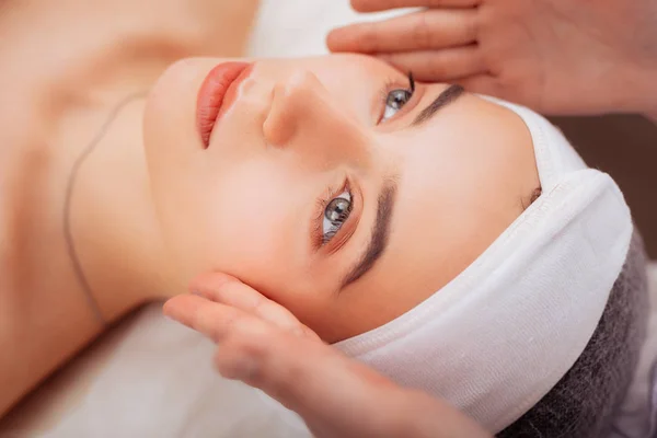 Spa Hermosa Cara Femenina Durante Procedimiento Facial Salón Spa — Foto de Stock