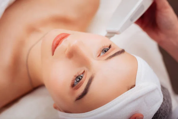 Vista superior de una hermosa joven durante la limpieza facial — Foto de Stock