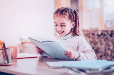 Güzel genç çocuk nefes kesen macera romanı okuma