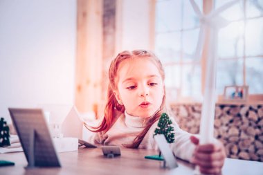 Undistracted ise schooler rüzgar türbini ve güneş sistemi ekoloji için yapıyor