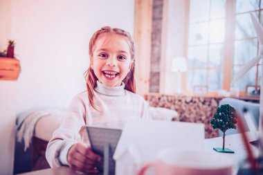 Eko proje için hazırlarken oyuncaklar oynayan mutlu çocuk