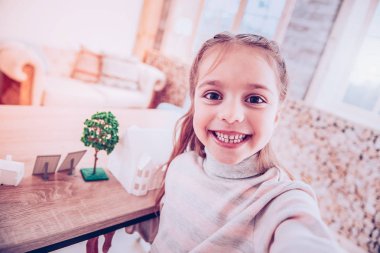 Selfie projesi ile alarak mutlu çocuk
