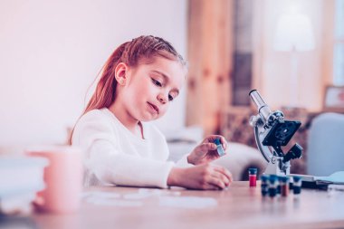 Kimya maddeler ile oynarken zarif genç bayan