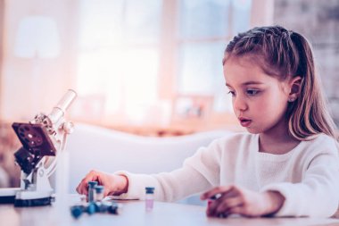 Konsantre çocuk renkli öğeleri yeni biyoloji öğretim