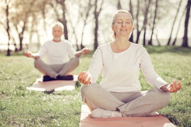 Onun yoga pratik zevk rahat sarışın kadın