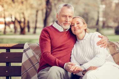 Yakışıklı sakallı erkek kişi eşi kucaklayan